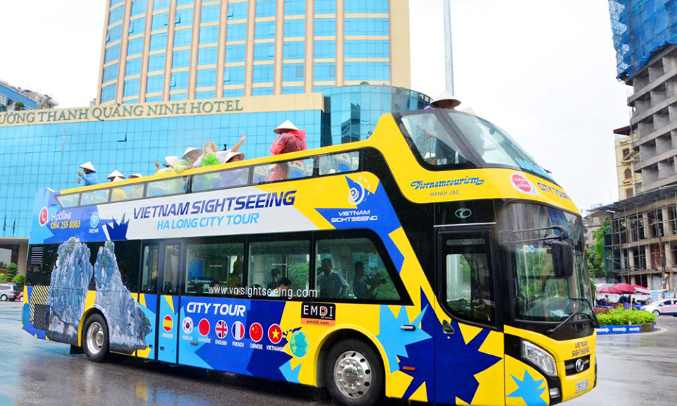 Buýt 2 tầng hiện đại, tiện nghi, đi qua nhiều tuyến, điểm du lịch chính của TP Hạ Long.
